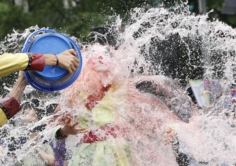 Bidonata d’acqua sul palco contro band in concerto a Sanremo