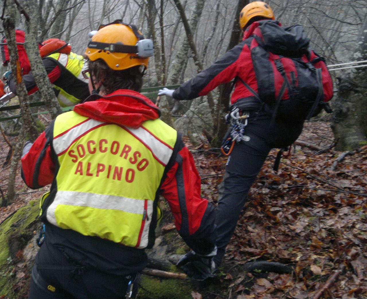 Precipita in un burrone con la sua auto: chiama i soccorsi ma muore prima che arrivino