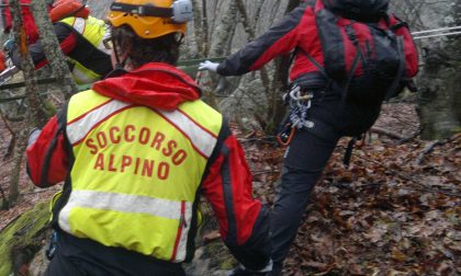 Precipita in un burrone con la sua auto: chiama i soccorsi ma muore prima che arrivino
