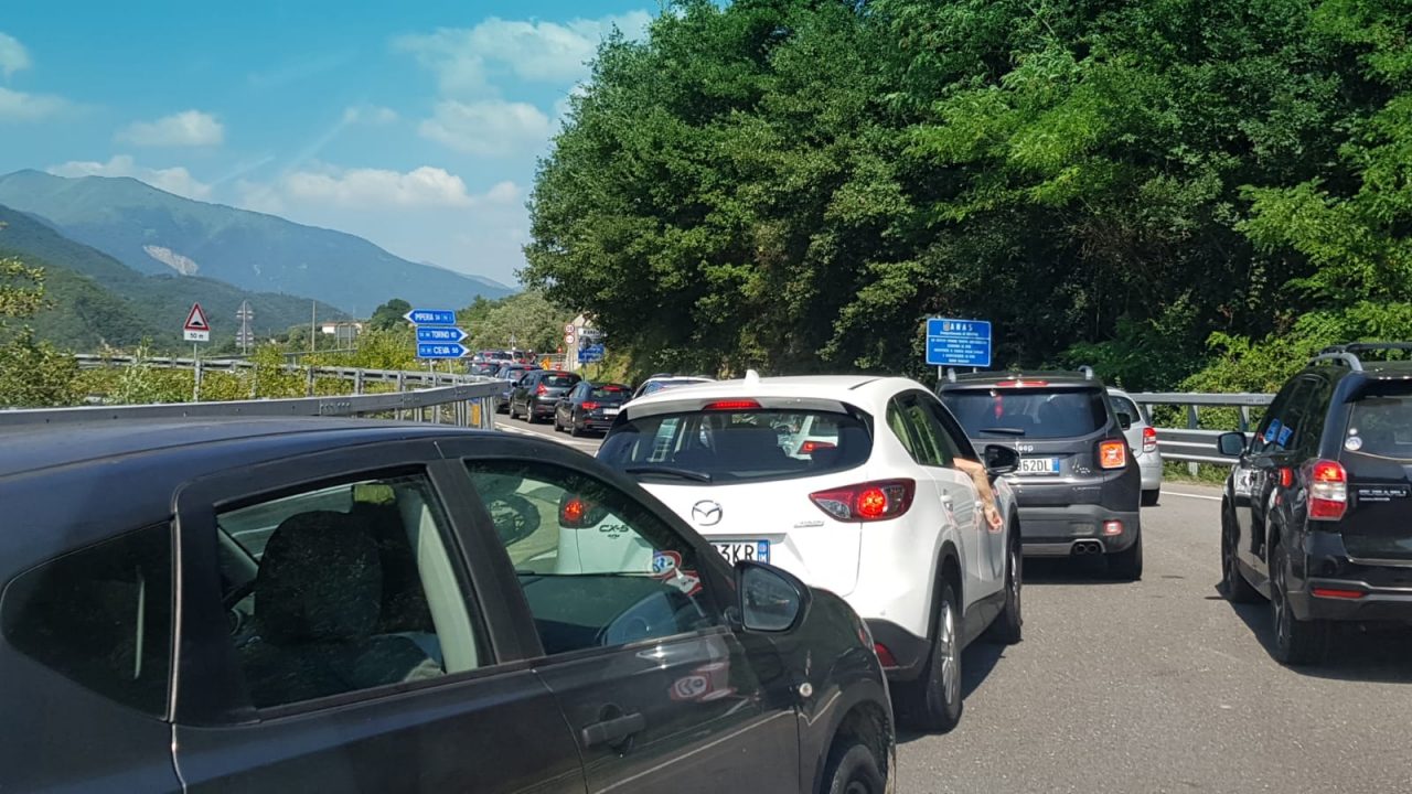 Automobilisti esasperati: code di un’ora sulla statale 28 a Pieve di Teco