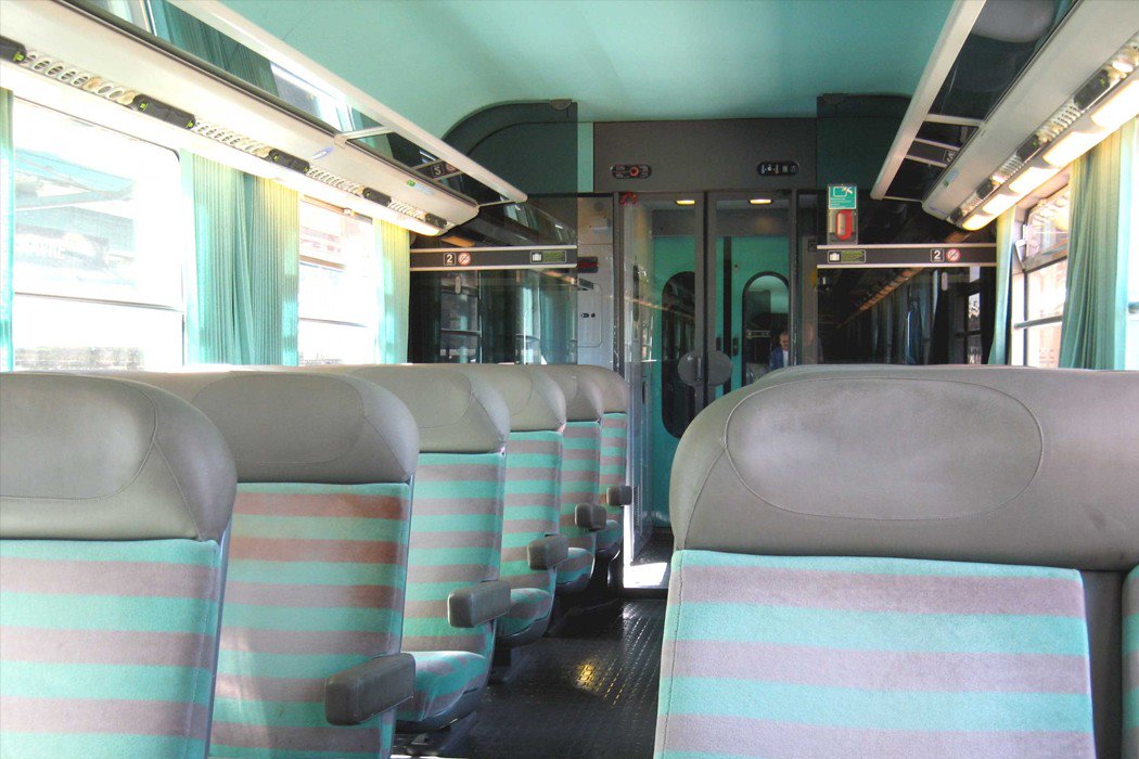 Seduto sul treno col “membro” di fuori, al controllore dice “Mi prudeva”