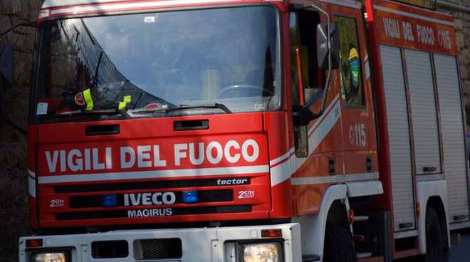 Incendio su un mezzo della nettezza urbana a Ventimiglia