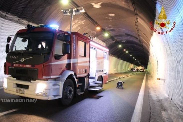 Auto si cappotta in galleria sulla statale 28 a Cesio