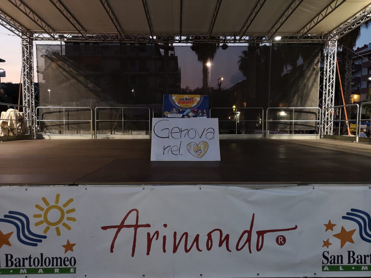 San Bartolomeo al Mare: il palco vuoto per le vittime di Genova