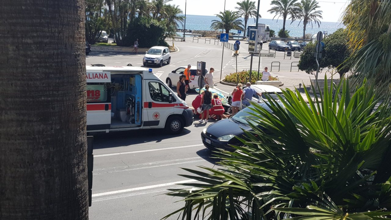 Scontro auto moto in centro, ragazzo al pronto soccorso