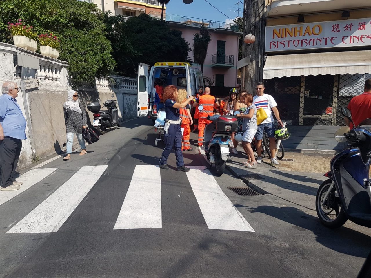 Scooterista scivola su una bottiglietta di Coca Cola e cade a terra