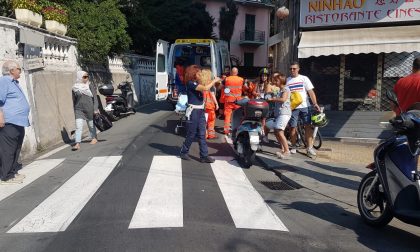 Scooterista scivola su una bottiglietta di Coca Cola e cade a terra