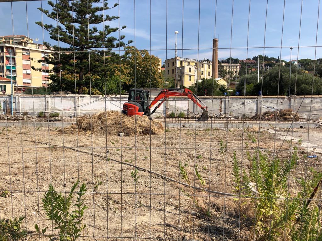 Iniziati i lavori per la demolizione del muro in calata Anselmi
