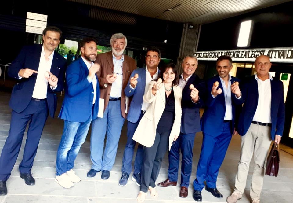 Viale, Piana e altri leghisti liguri offrono uova ai passanti in difesa di Salvini