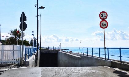 Puzza indescrivibile nel sottopasso: si sente male una donna