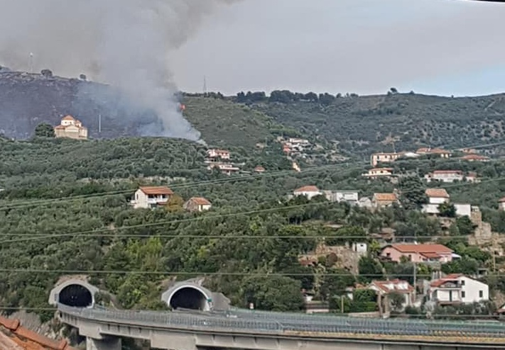 Incendio di sterpaglie in località Panegai a Imperia