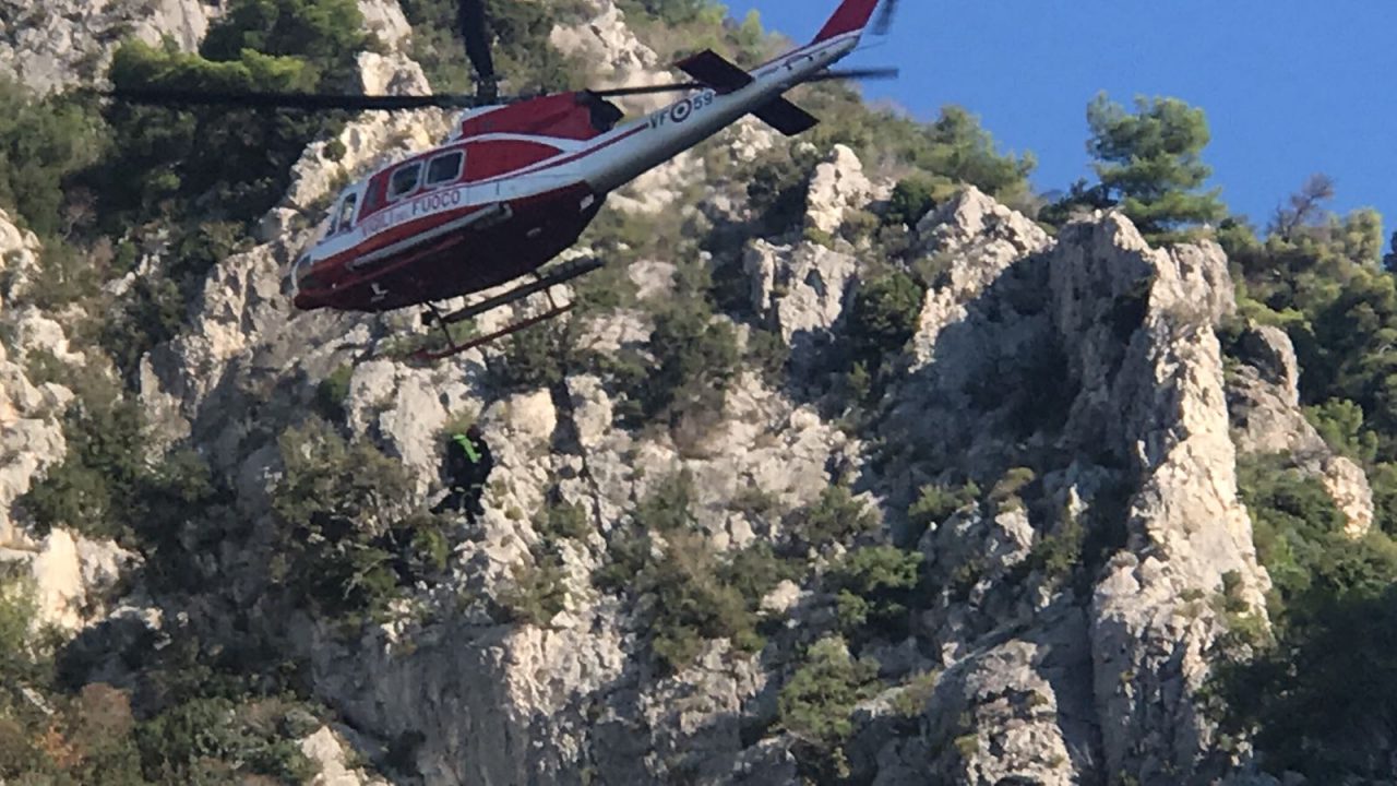 Migrante bloccato sul Passo della Morte salvato dall’elicottero dei vigili del fuoco. Video