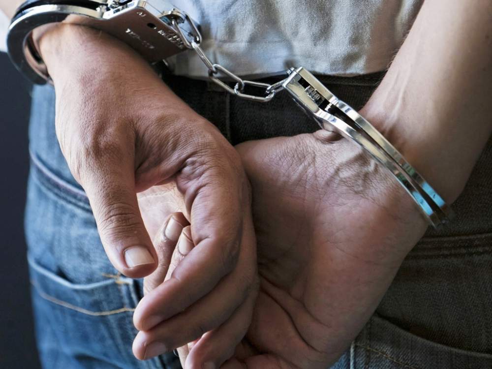Evade dai domiciliare per compiere una rapina