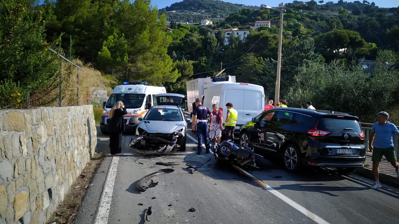 Drammatico frontale sull’Aurelia a Ventimiglia tra auto e moto