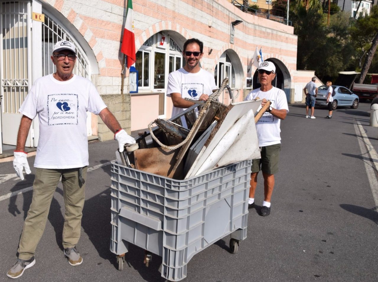 Amministratori e cittadini ripuliscono il porto di Bordighera