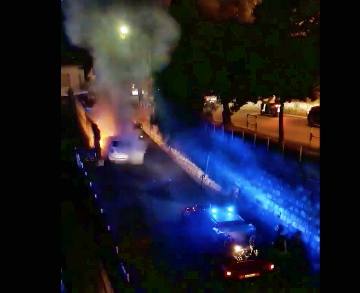 Brucia un’auto dietro al Casinò di Sanremo. Video