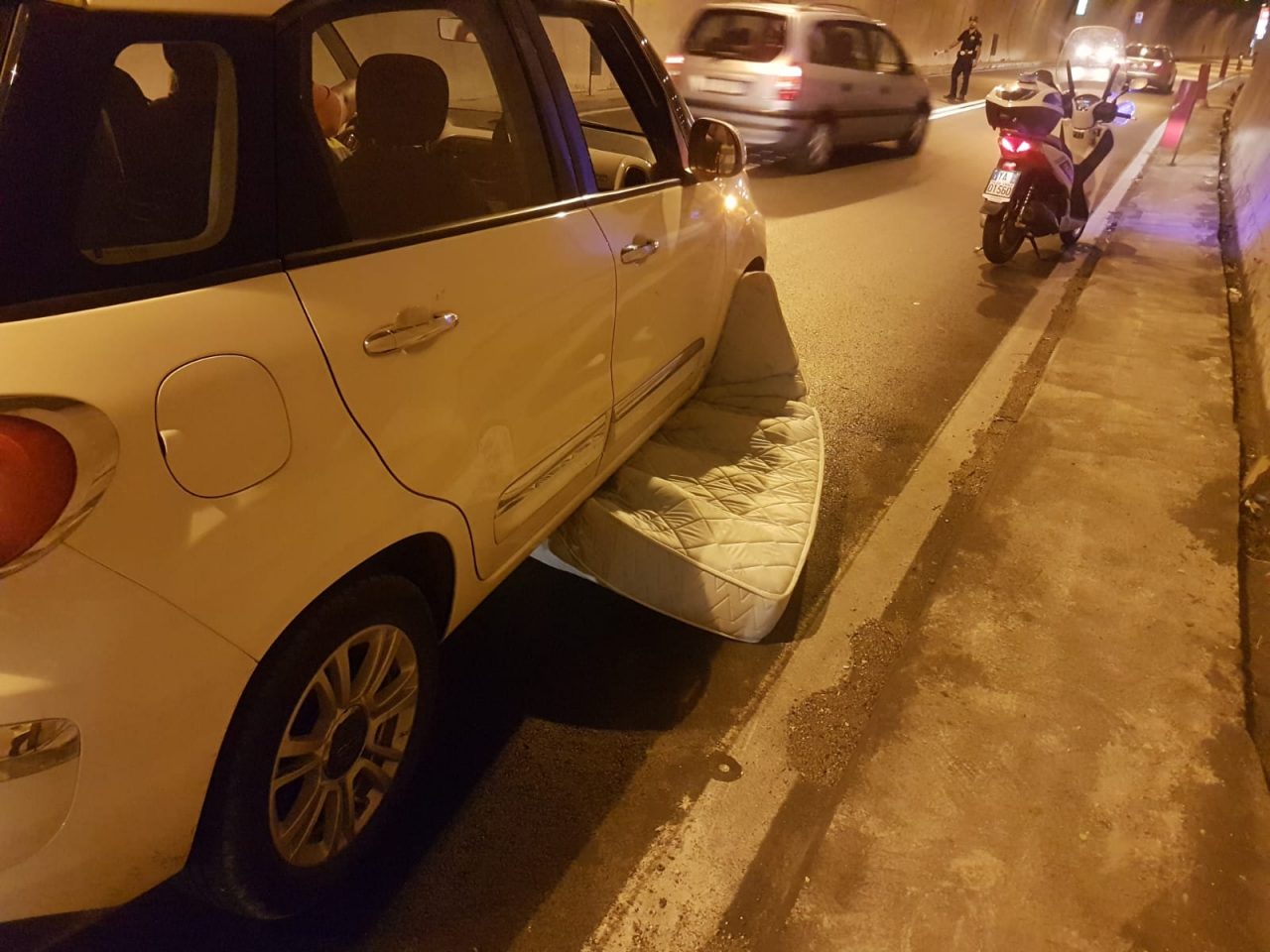 Traffico bloccato per due materassi sull’Aurelia