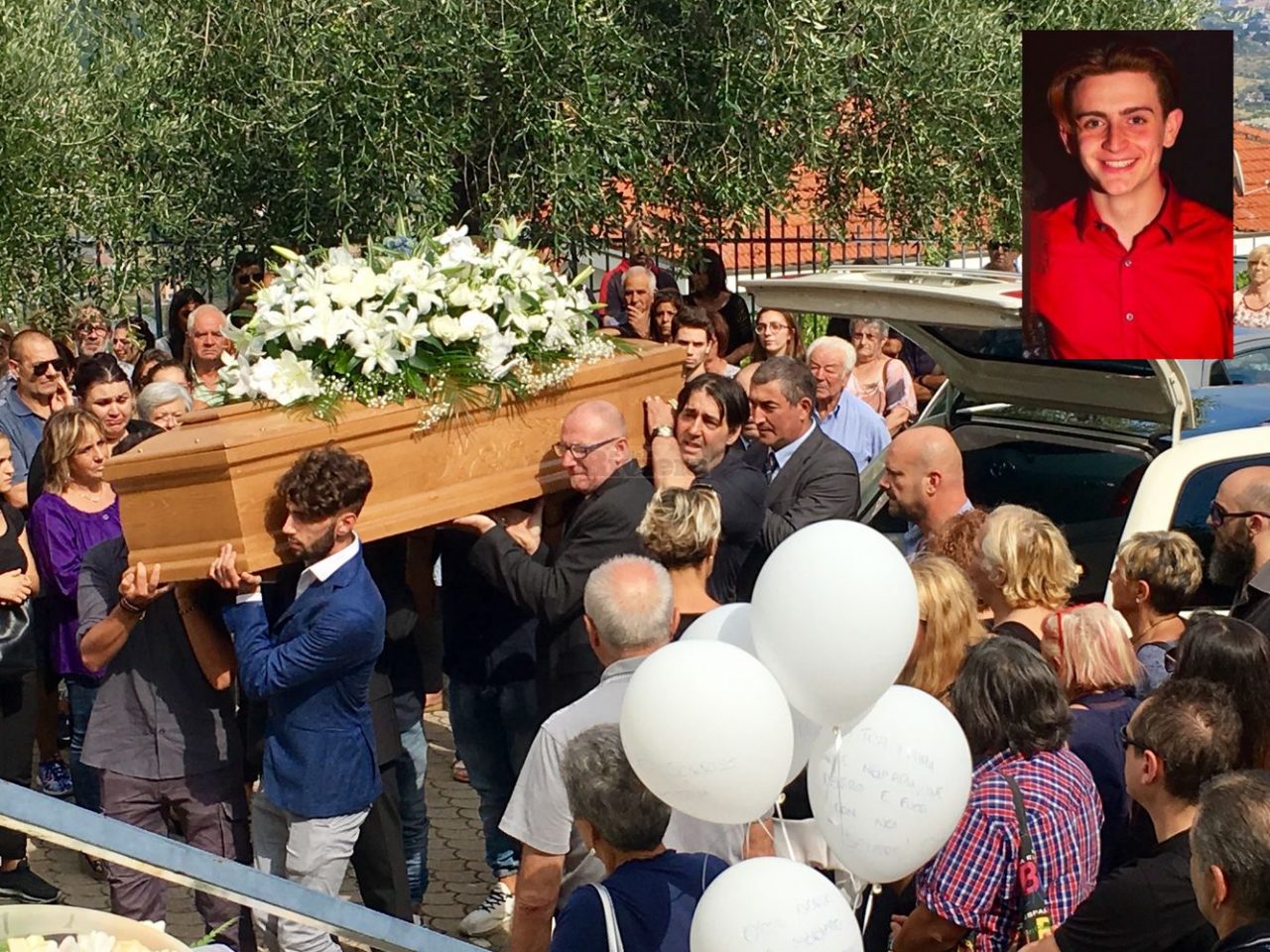 In 500 per l’addio al cameriere 18enne Marco Galasso di Sanremo