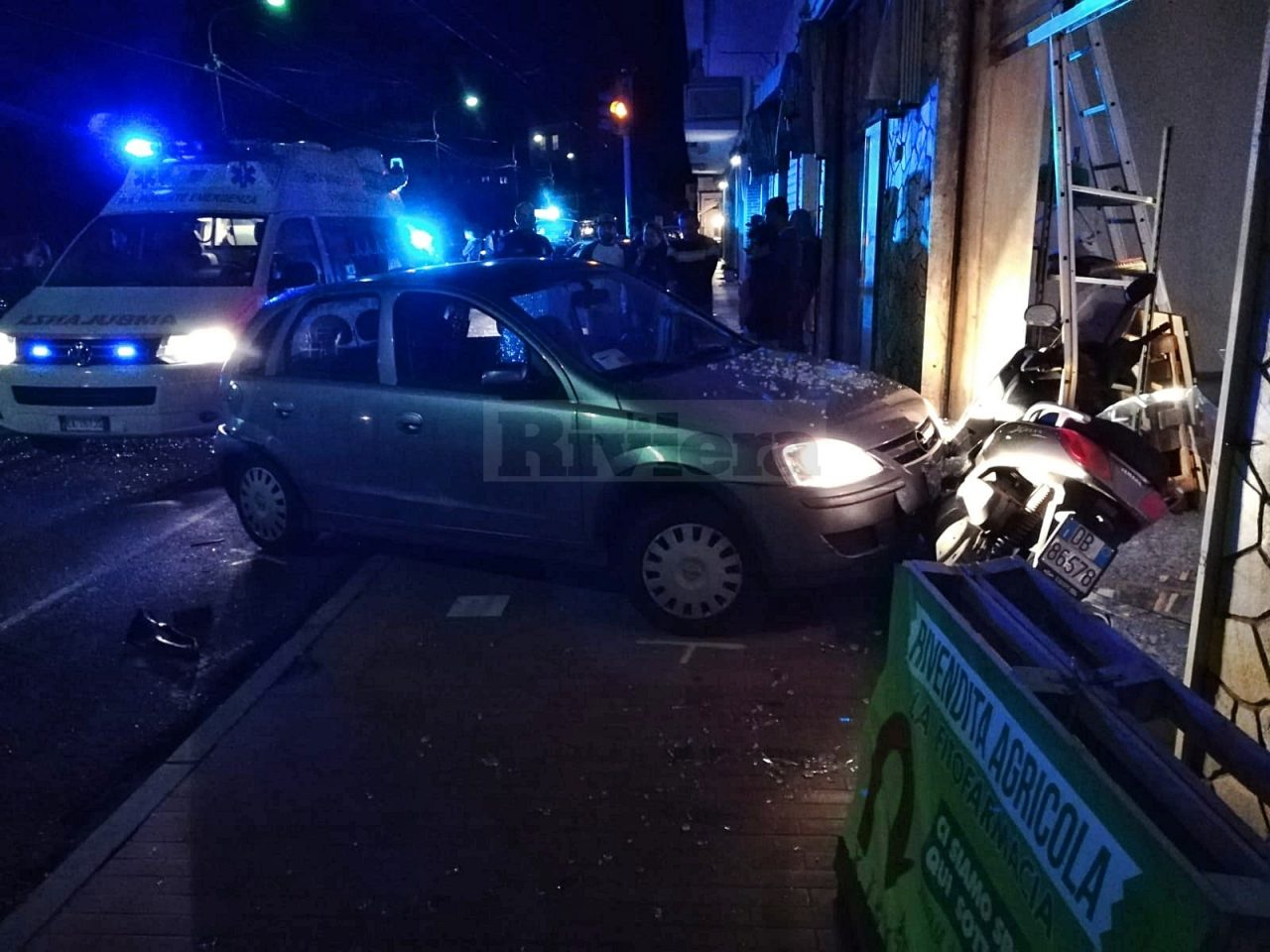 Auto si schianta contro la vetrina di un negozio a Bordighera