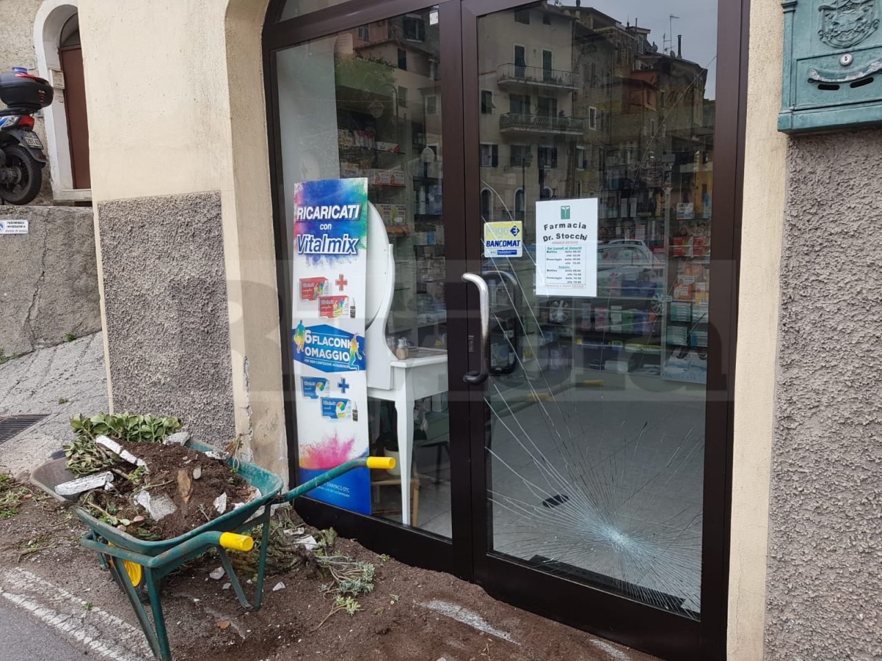 Auto fuori strada a Soldano danneggia vetrina farmacia