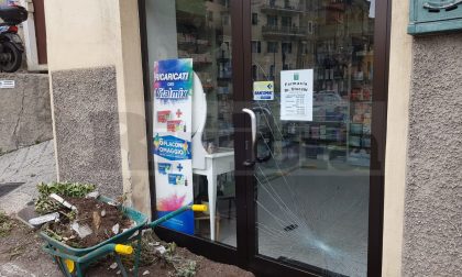 Auto fuori strada a Soldano danneggia vetrina farmacia