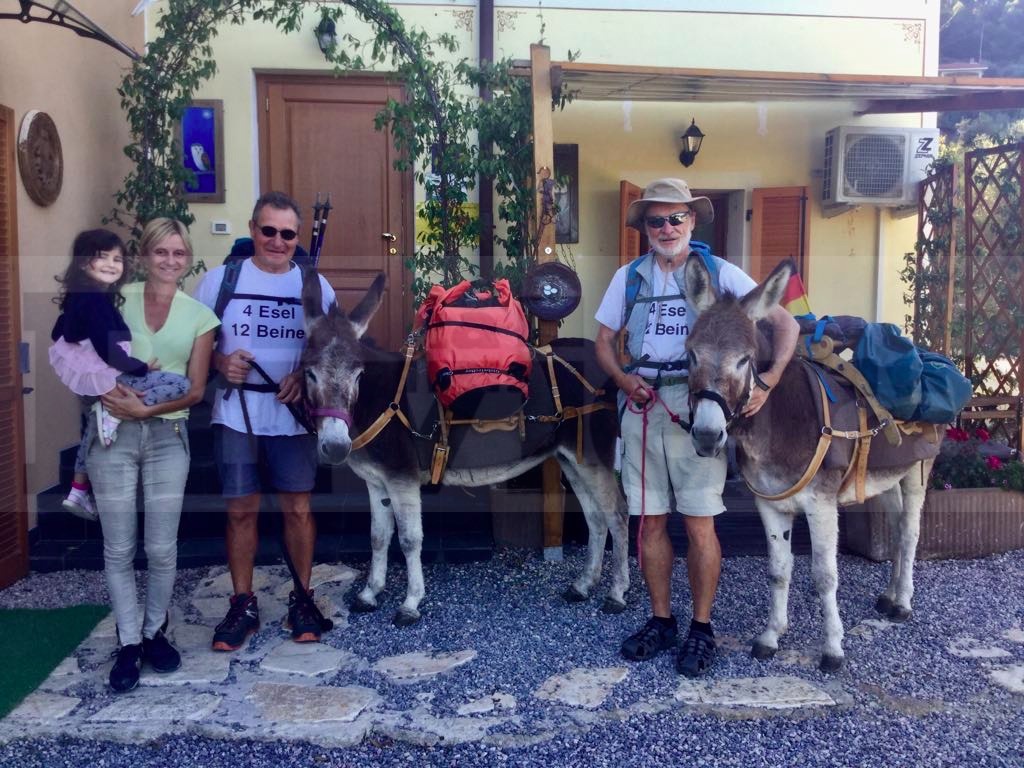 Marito e moglie in giro per l’Europa con due asini