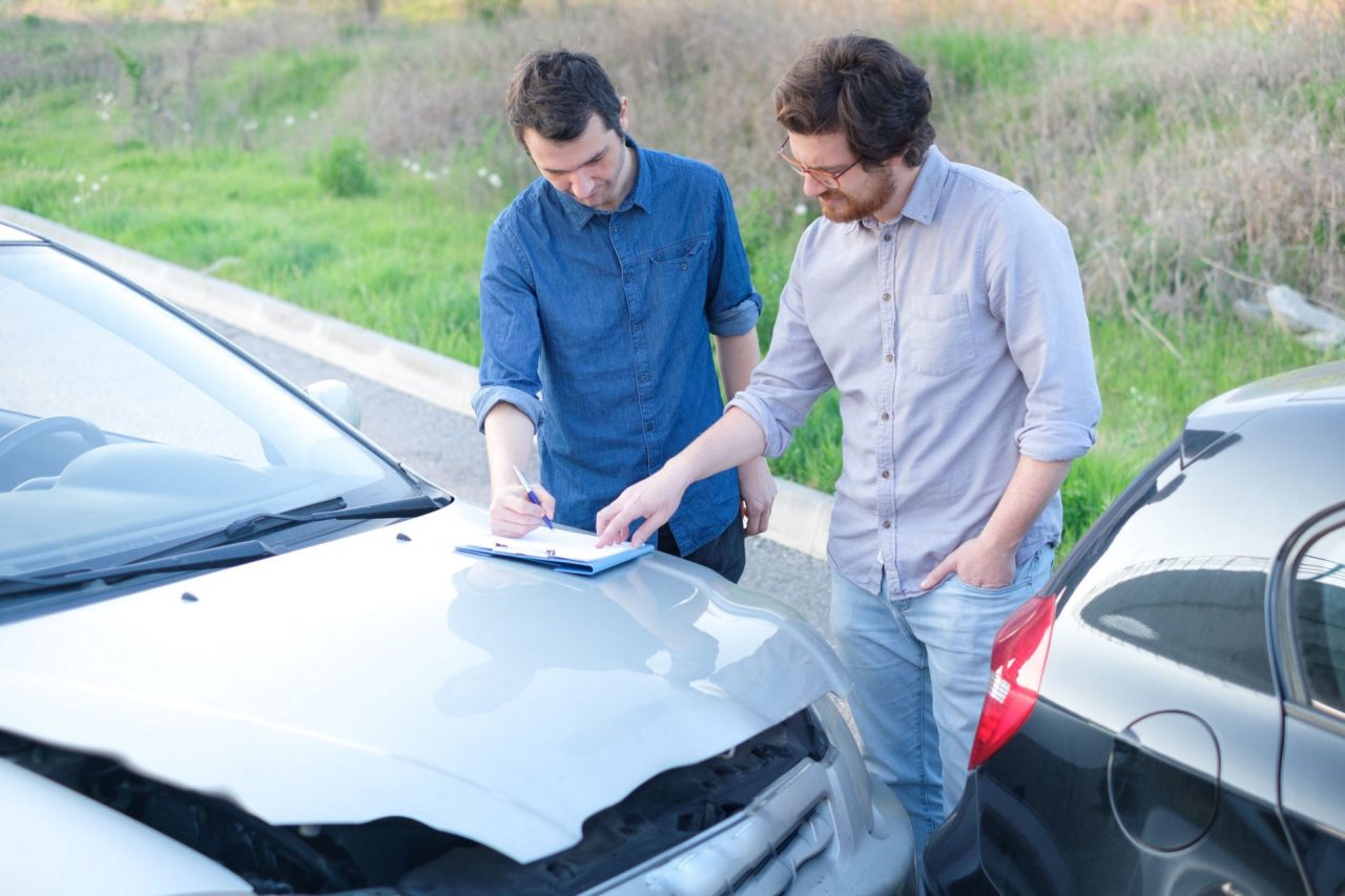 Martellate alle auto per truffare assicurazioni. Indagati in 19