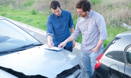 Martellate alle auto per truffare assicurazioni. Indagati in 19