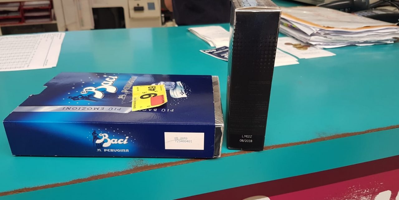 Prodotti scaduti sugli scaffali di un supermercato