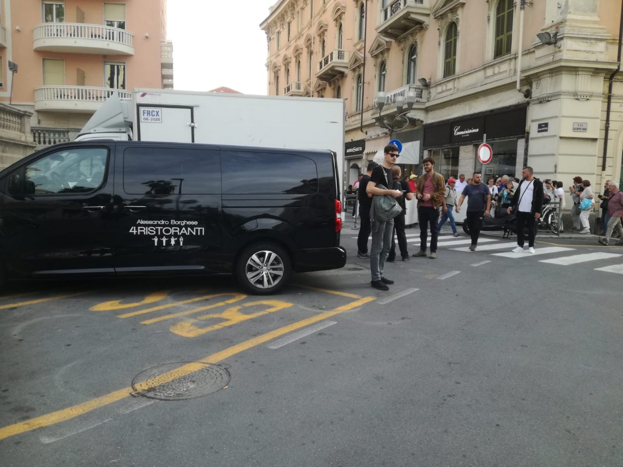 La troupe di “4 Ristoranti” per le vie del centro