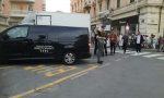 La troupe di "4 Ristoranti" per le vie del centro