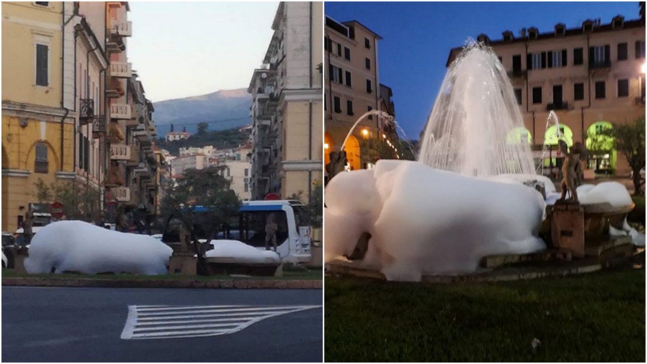 Detersivo nella fontana di piazza Dante invasa dalla schiuma