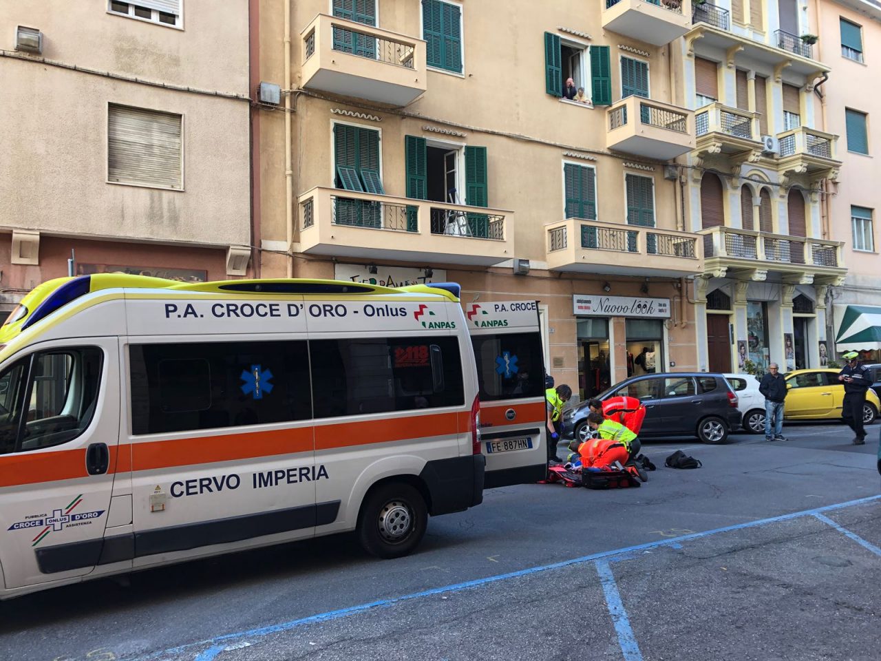 Vola dal balcone a Imperia: 48enne fuori pericolo