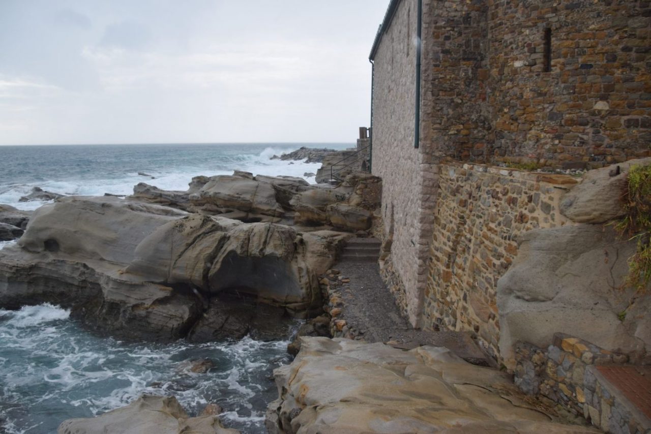 Profanata dalla mareggiata la cripta di Sant’Ampelio