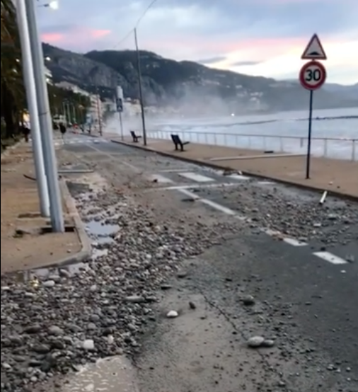 Il bord de mer di Mentone chiuso per mareggiata
