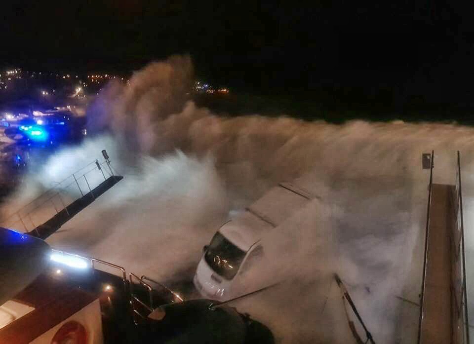 L’impressionante foto della mareggiata di Portosole