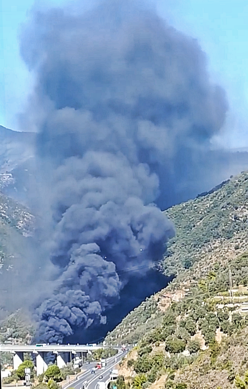 Vigile del fuoco intossicato nel rogo dell’autodemolitore