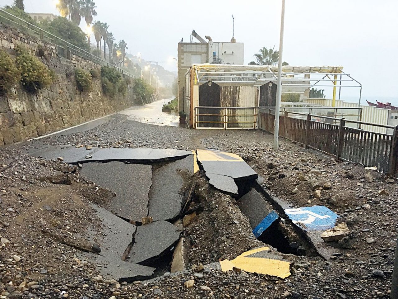 Esplode tubo che squarcia l’asfalto: voragine ai Tre Ponti di Sanremo