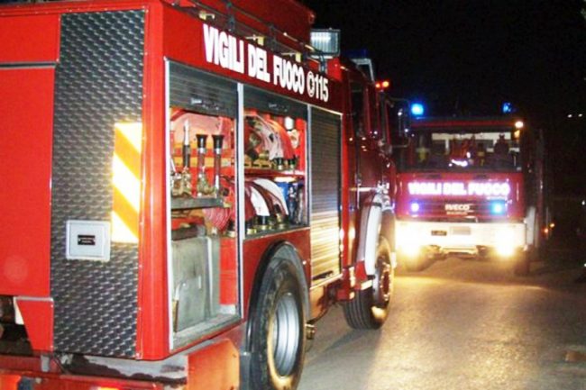 Incendio di sterpaglie nel Dianese e garage in fiamme a Sanremo