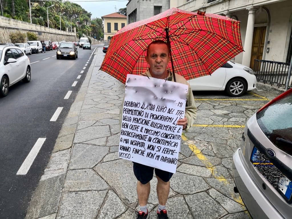 Vito Incampo nuova protesta davanti alla caserma dei Carabinieri