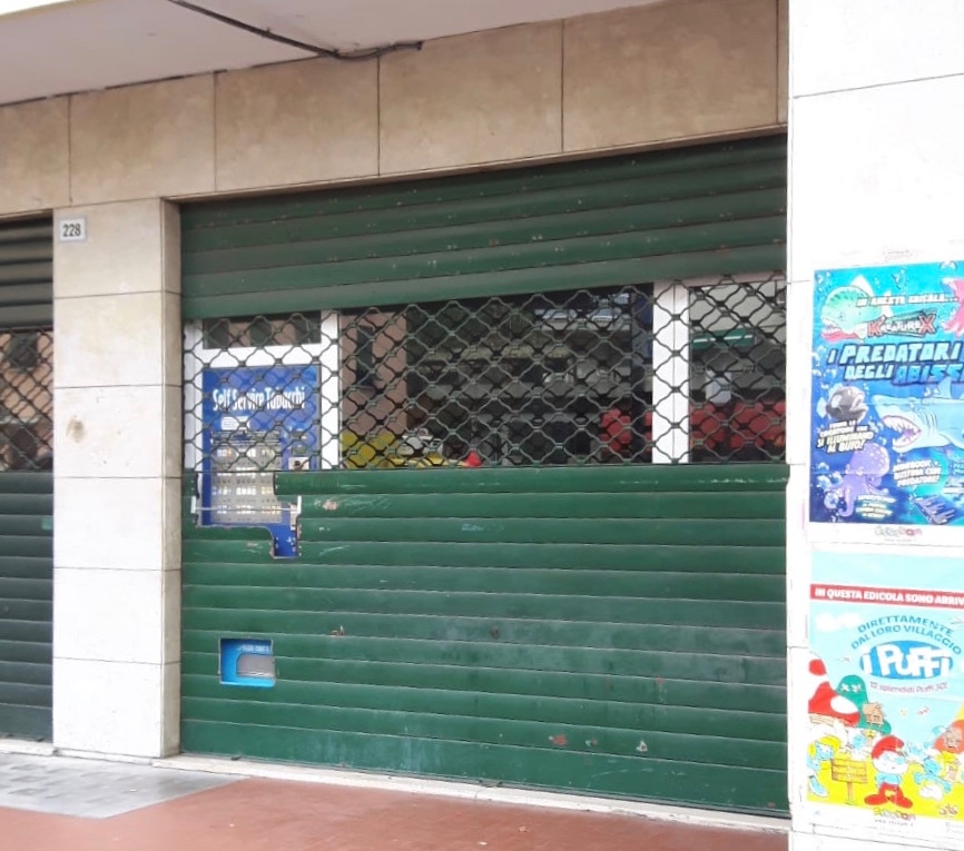 “Se non mi dai i soldi ti cavo gli occhi” Ma era finta la rapina al tabaccaio