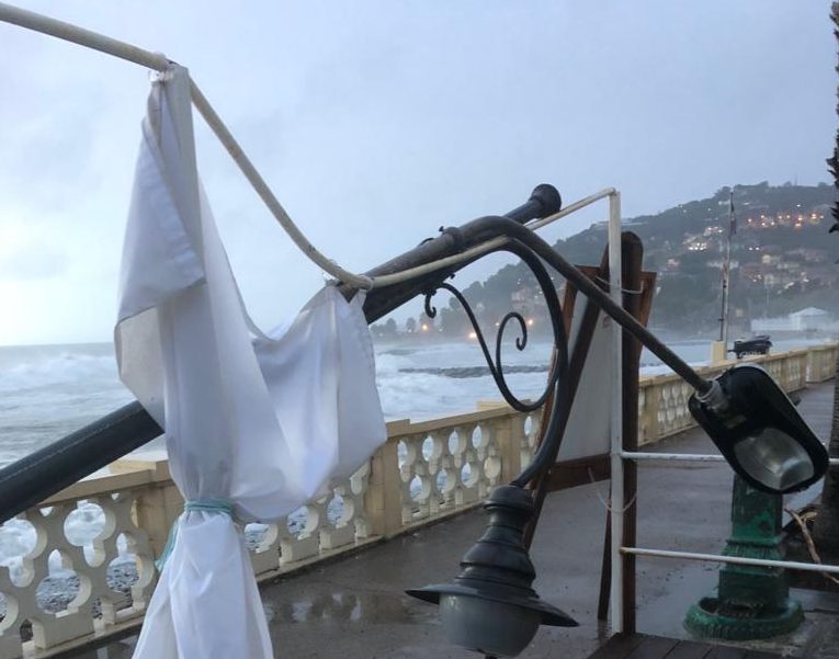 Lampione si abbatte sul dehor del ristorante