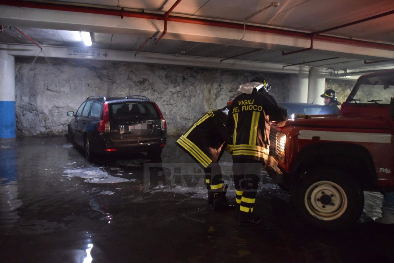 Brucia un’auto monegasca nel parking del Conad di Latte a Ventimiglia
