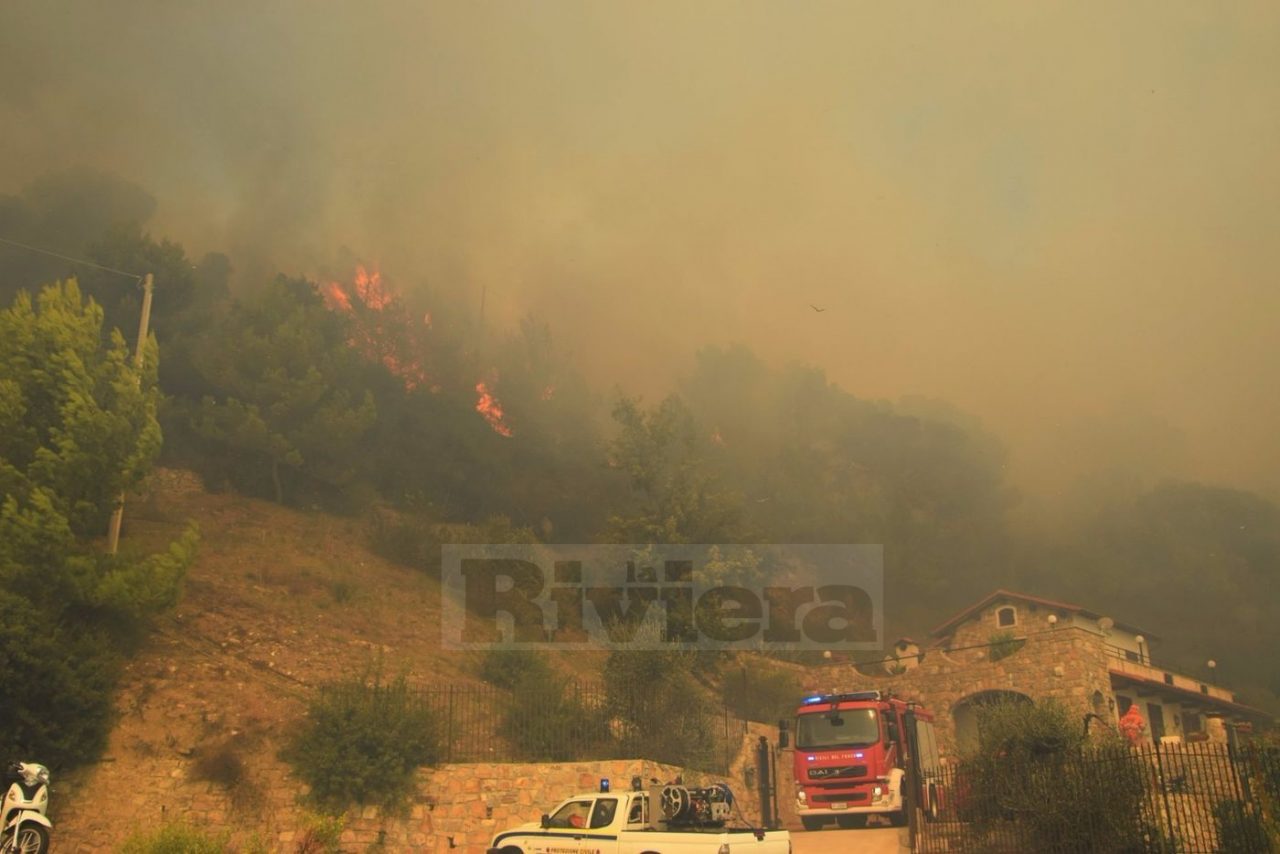 Case evacuate e canadair in azione a Seborga