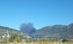 Brucia un autodemolitore di Taggia, vasta nube di fumo