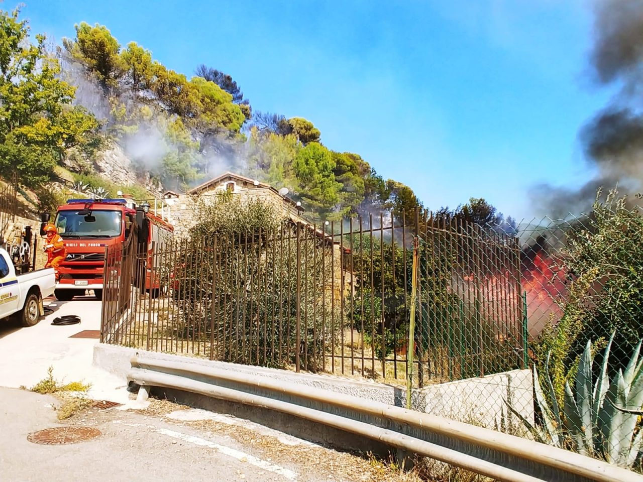 Vasto incendio a Seborga vicino alle case. Video e Foto
