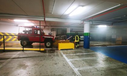 Auto in fiamme nel parcheggio del supermercato di Latte