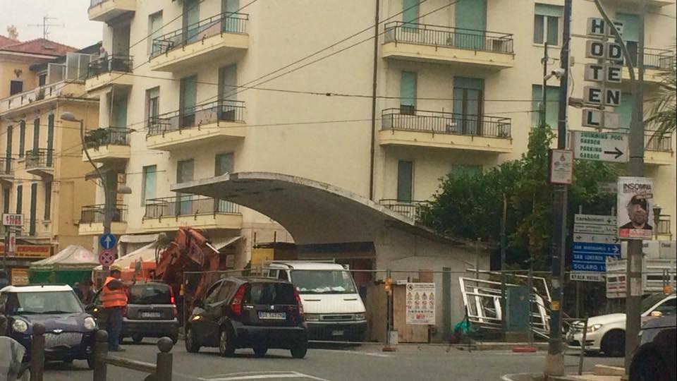 Benzinaio abbattuto per far posto alla rotonda della Foce/Il video