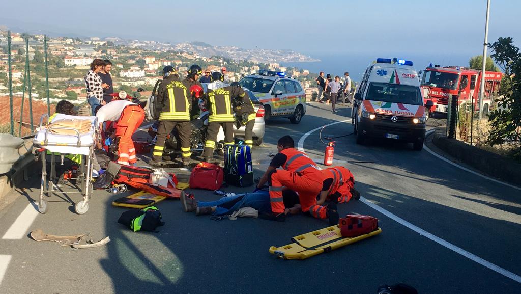 Perde il controllo dell’auto e travolge due moto a Sanremo