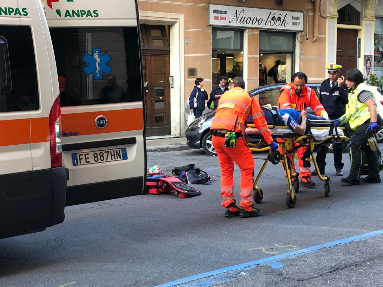 Cade dal primo piano a Imperia, mistero sulle cause